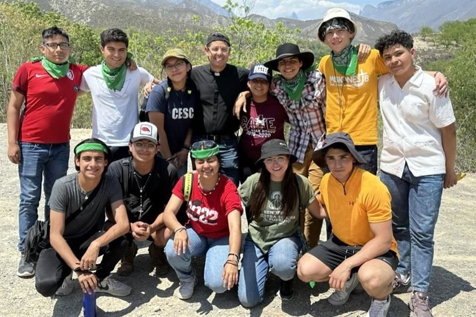 Jesús Treviño y un grupo de alumnos de San Juan Bosco, asistieron a Misiones en Rayones, en el 2023.