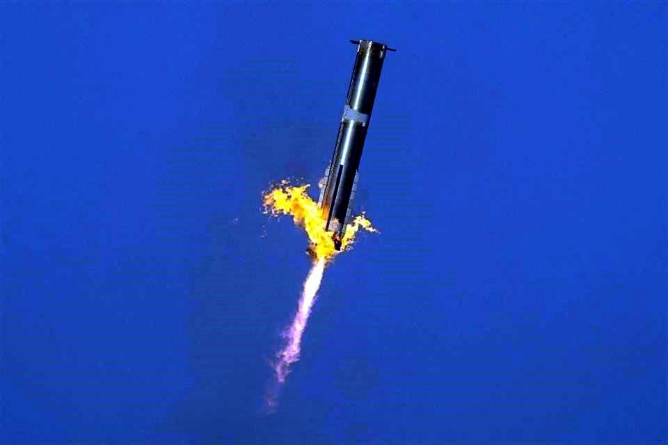 El propulsor del megacohete Starship de SpaceX es recapturado durante un vuelo de prueba desde Starbase en Boca Chica, Texas.