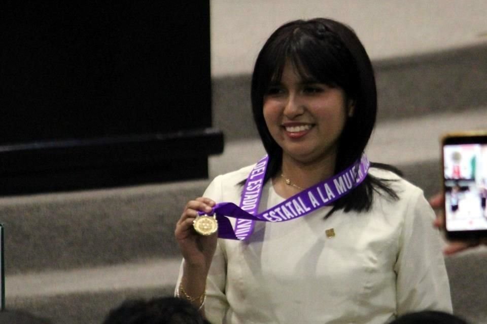 Ángela Elena Olazarán Laureano, reconocida en 2024 como la mejor estudiante del mundo, fue galardonada por el Gobierno de Veracruz.