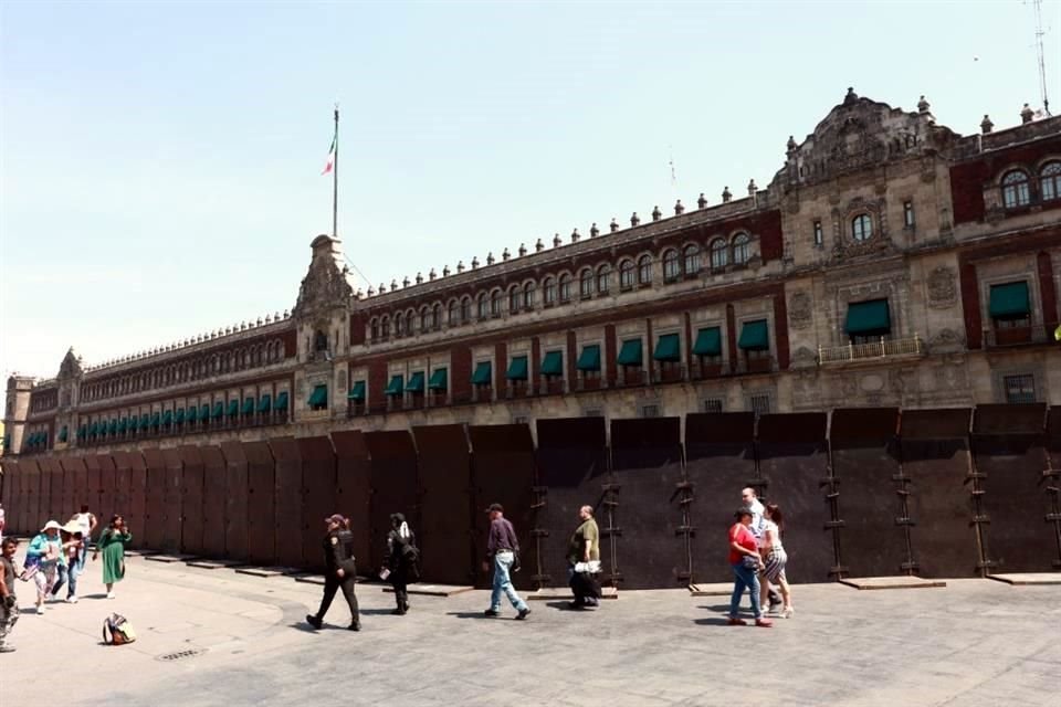 La Alcaldesa de Cuauhtémoc criticó la instalación de kilómetros de vallas metálicas en la ruta de la marcha.