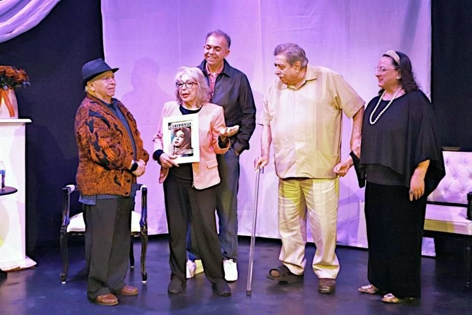 Enrique Fernández (izq. der), Delia Garda, Hernán Galindo, Luis Martín Garza y Guadalupe Treviño durante el homenaje.