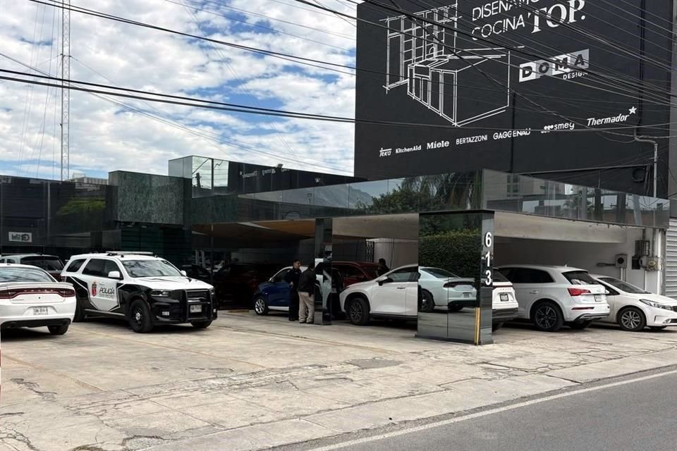  La empresa Credimon se encuentra sobre la Avenida Vasconcelos, en la Colonia Valle de Santa Engracia. 