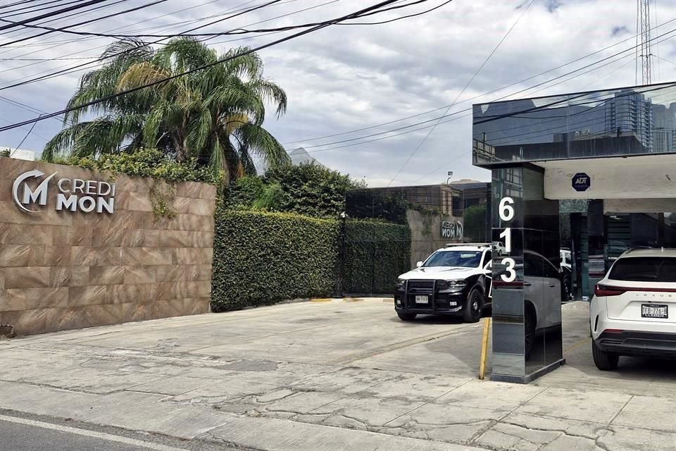  La empresa Credimon se encuentra sobre la Avenida Vasconcelos, en la Colonia Valle de Santa Engracia. 