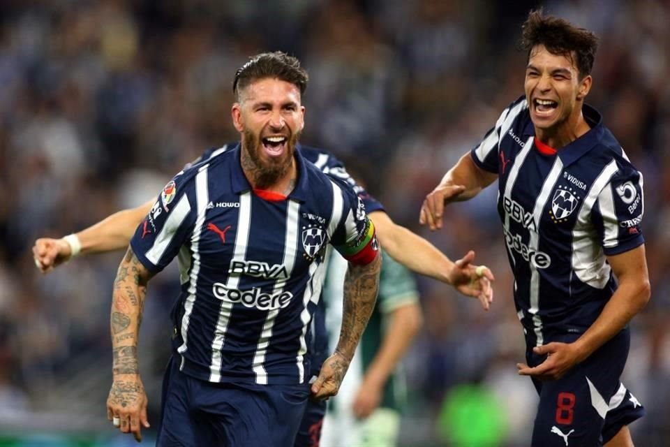 Óliver Torres (der.) reveló el sentir que Sergio Ramos ha experimentado con Rayados.