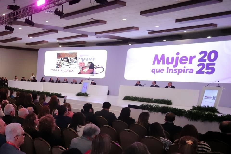 El Municipio de Monterrey entregó reconocimientos 'Mujer que inspira 2025'.