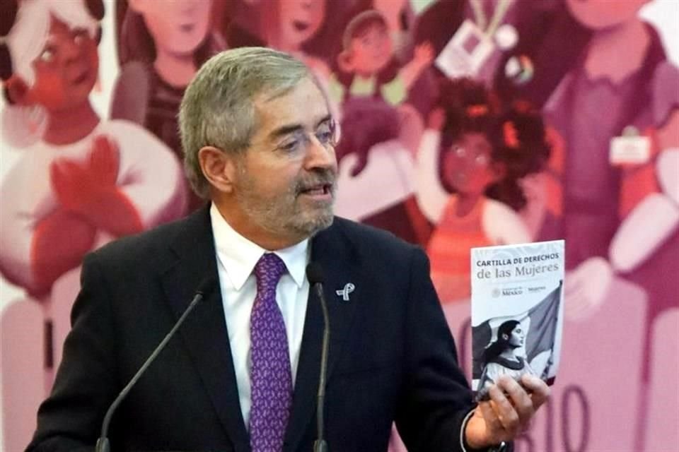 El Canciller Juan Ramón de la Fuente indicó que se decidió dar preferencia a mujeres para disminuir la desigualdad existente en el SEM, donde la mayoría de los puestos son ocupados por hombres.