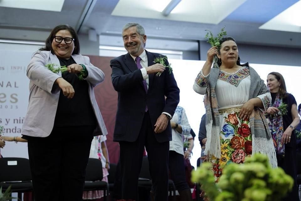 El Canciller Juan Ramón de la Fuente indicó que se decidió dar preferencia a mujeres para disminuir la desigualdad existente en el SEM, donde la mayoría de los puestos son ocupados por hombres.