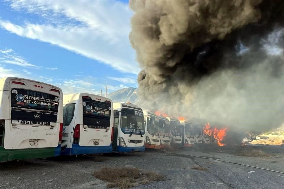  El incendio fue reportado a las 17:40 horas en los patios de la Ruta 155 García, en la Colonia Ampliación Cerritos.