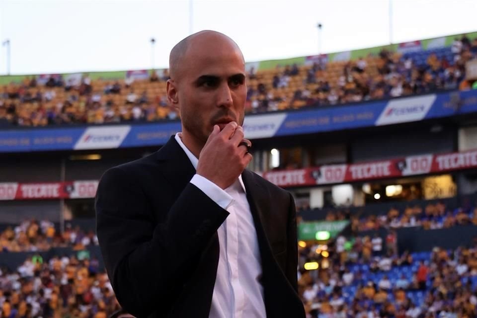 Guido Pizarro se presentó como técnico de Tigres en el Estadio Universitario.