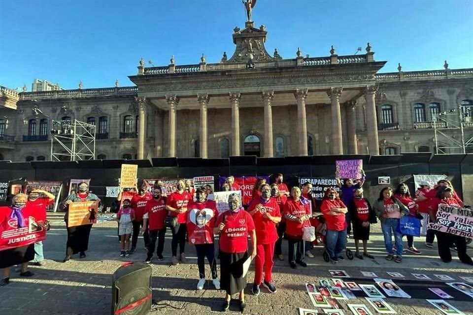 La Agrupación de Mujeres Organizadas por los Ejecutados, Secuestrados y Desaparecidos de N.L (AMORES) pidió a las autoridades justicia y la verdad.