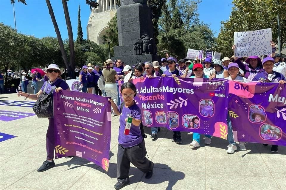 Las mujeres vistieron de morado y portaron lonas y pancartas.