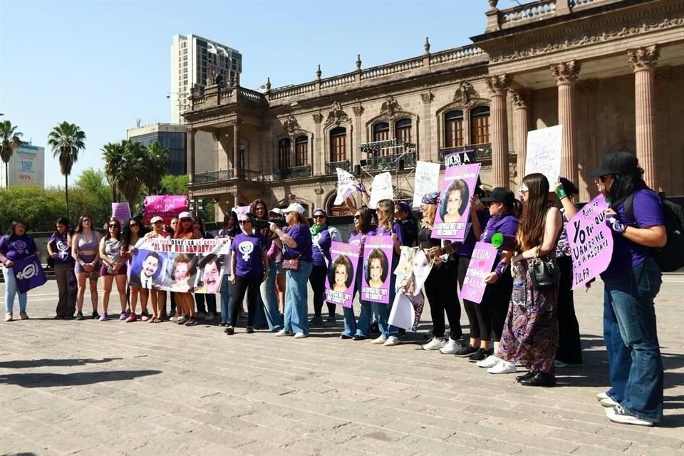 Decenas de mujeres empezaron a llegar a la Explanada de las Héroes.