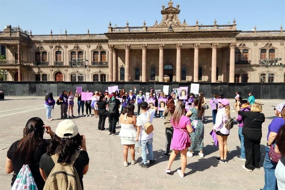 Las mujeres comenzaron a llegar desde alrededor de las 14:00 horas.