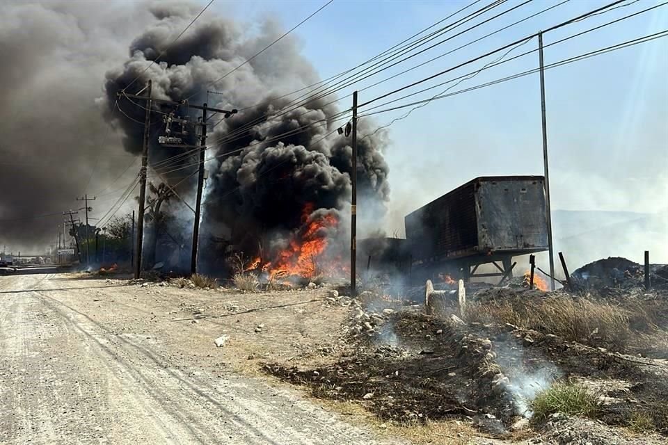 Un corralón de Garage y Talleres se incendia en la Carretera a Monclova, en límites de El Carmen y Escobedo, causando movilización.