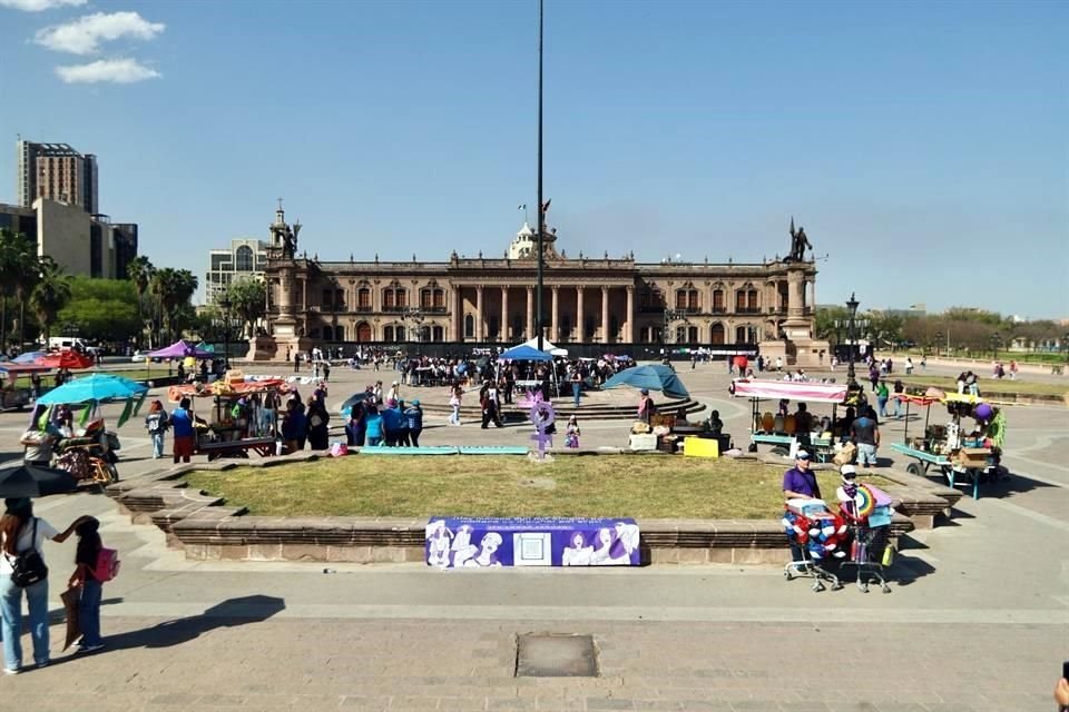 Desde antes de las 16:00 horas, comenzaron a llegar mujeres a la Explanada de los Héroes.