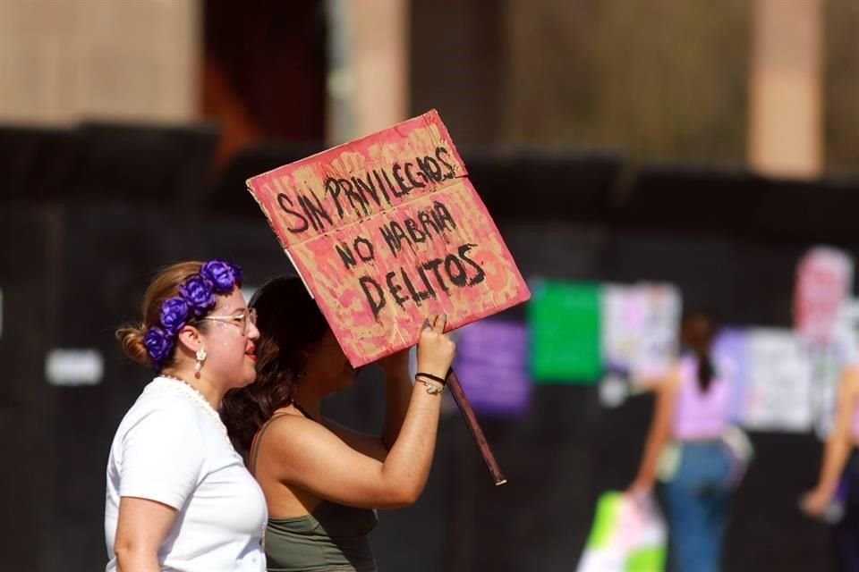 Mujeres llegaron a la marcha con carteles hechos mano.