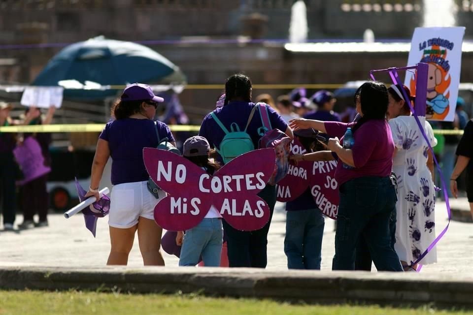 Mujeres y niñas llegaron con carteles y vestidas de morado.