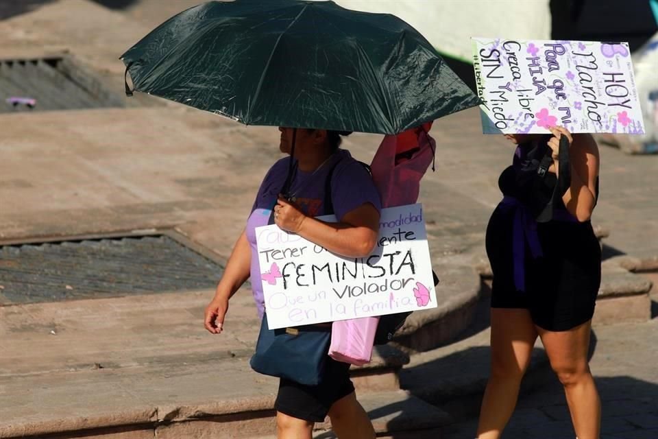 Mujeres expresaron sus mensajes a través de carteles que llevaron a la marcha.