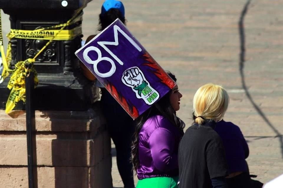 Las asistentes llegaron con mensajes simbólicos por el Día Internacional de la Mujer.