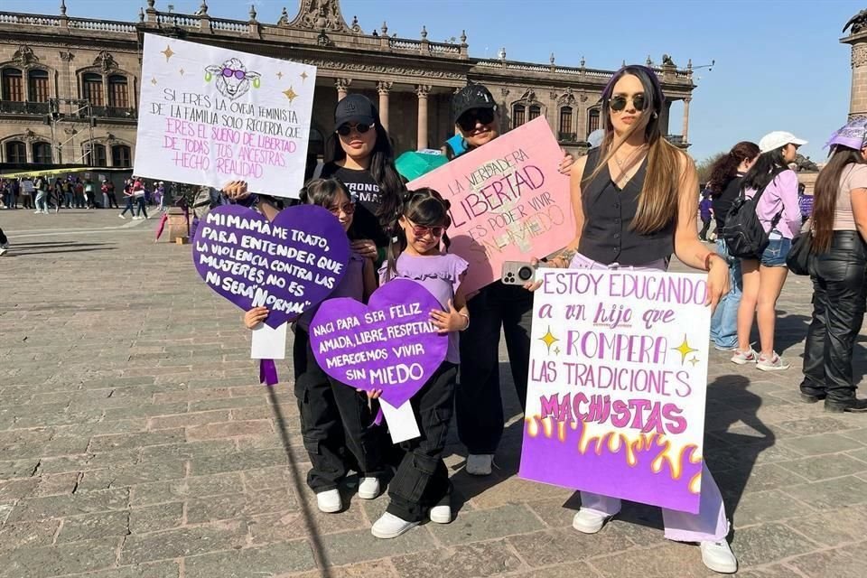 Las mujeres también acudieron en grupos para salvaguardar su seguridad.