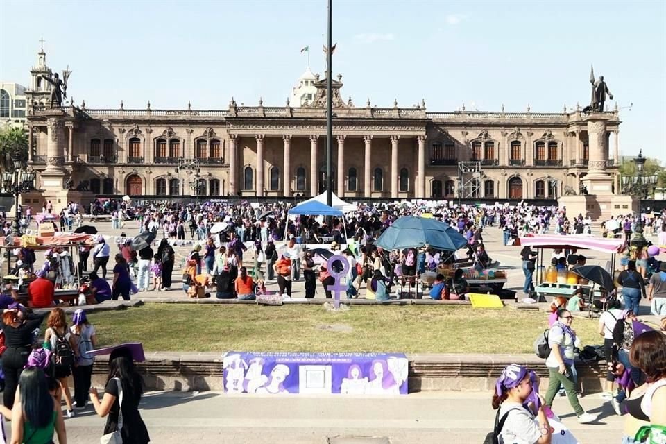 Mujeres comenzaron a llenar la Explanada de los Héroes, sin importar el calor.