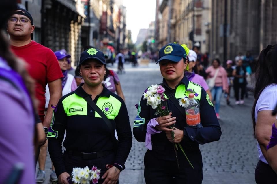 Durante la marcha se observó a algunos elementos de Tránsito, primeros auxilios y bomberos.