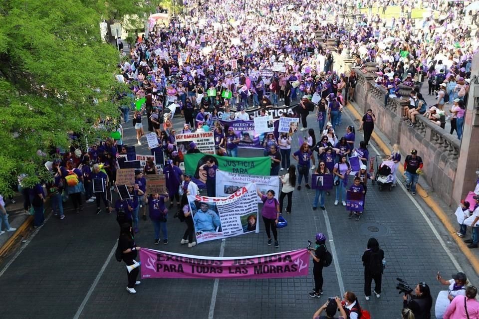 Mujeres en contingentes comienzan la marcha por el 8M desde la Explanada de los Héroes para exigir justicia ante la violencia y los feminicidios.