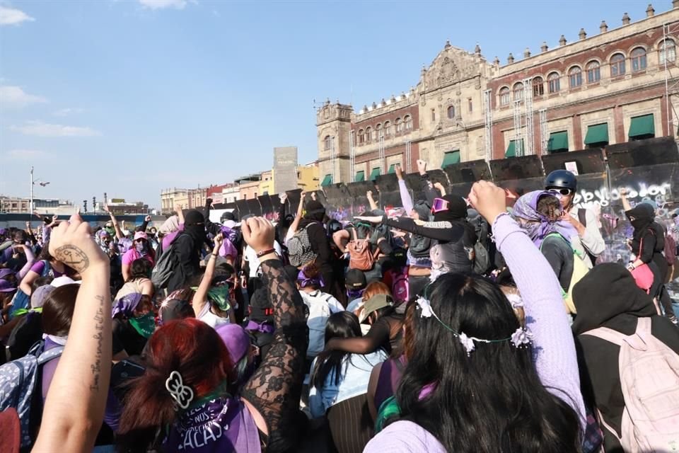 Con letreros exigiendo alto a la violencia de género y los feminicidios, contingentes de mujeres llegaron al Zócalo de la CDMX por el 8M.