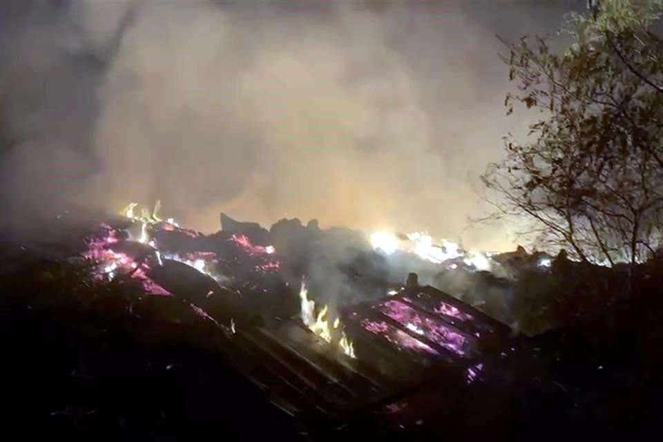 Los socorristas trabajaron en el punto para contener el fuego y sofocarlo para evitar que se propagara a las viviendas cercanas. 