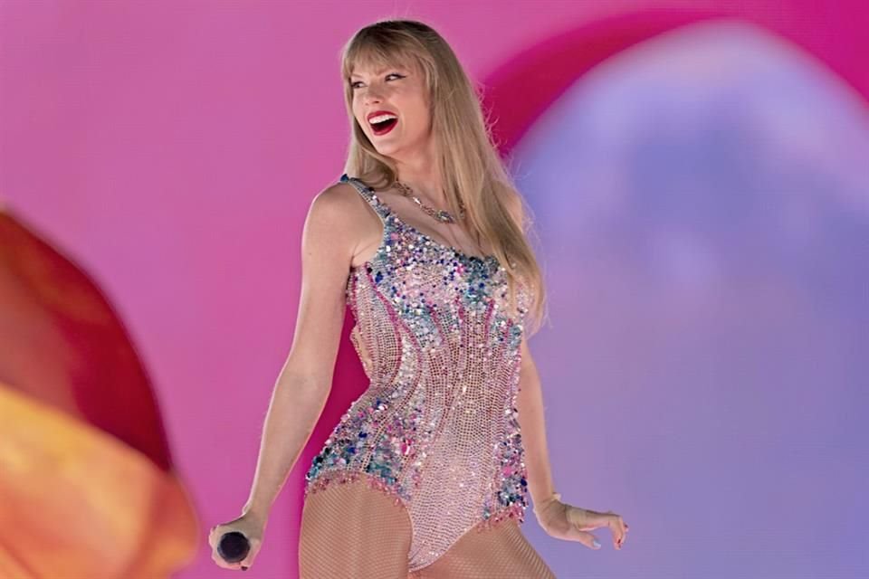 Taylor Swift generó récord de 2 mil millones de dólares con su 'Eras Tour'.