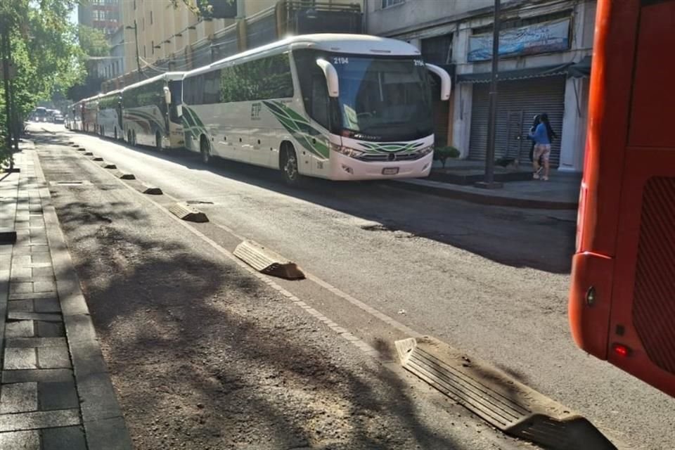 Hay presencia de autobuses sobre Avenida Independencia, a la altura del Teatro Metropólitan.