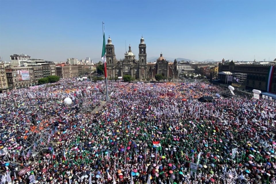 Aspecto panorámico del Zócalo a las 11:00 horas. 