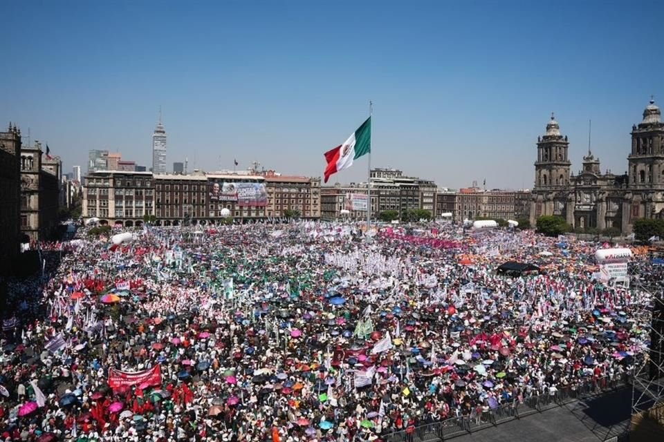 Así se encuentra la explanada del Zócalo en CDMX previo al inicio de la Asamblea de la Presidenta Sheinbaum.