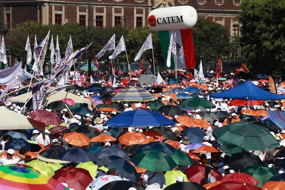 Integrantes de la Catem, liderada por el senador morenista Pedro Haces, presumen su apoyo en el Zócalo de esta forma.