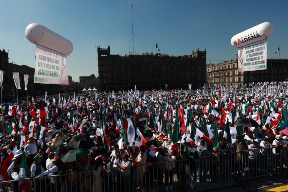 También los petroleros expanden sus globos y pancartas frente a Palacio Nacional a la espera del discurso de la Presidenta Sheinbaum.