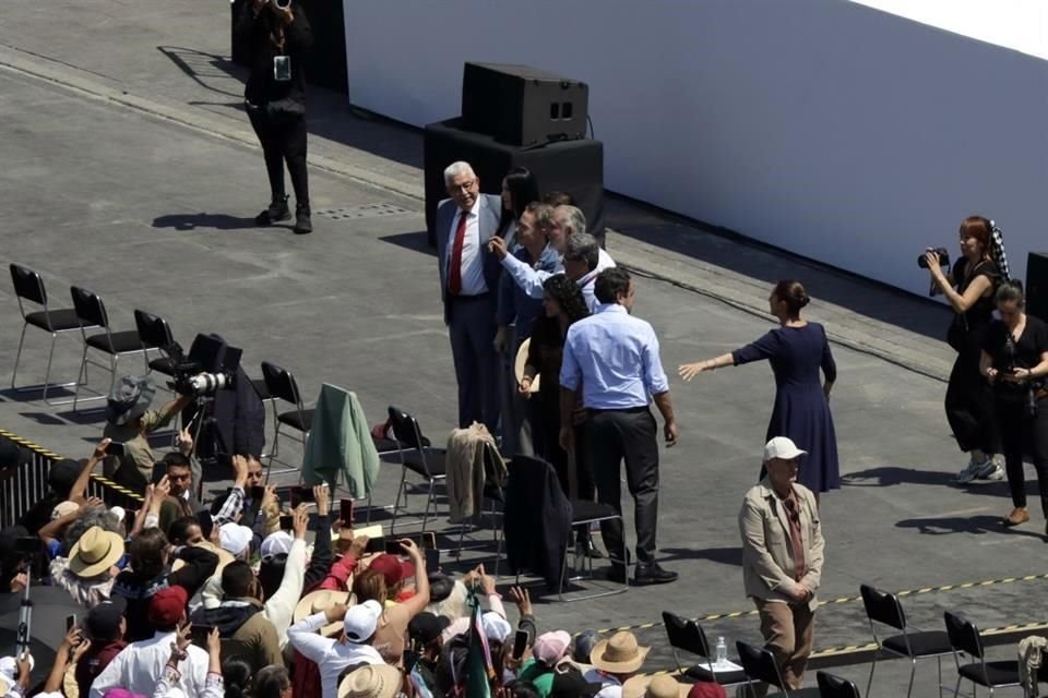 Ayer en el Zócalo, el primero que se percató de la presencia de Sheinbaum fue Andrés López Beltrán, pero ya no alcanzó a saludar a la Mandataria.