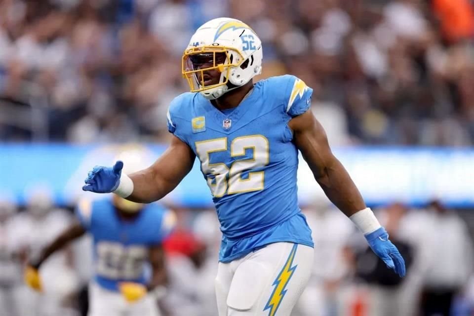 El linebacker Khalil Mack se quedará un año más con Los Ángeles Chargers al llegar a un acuerdo por 18 millones de dólares.