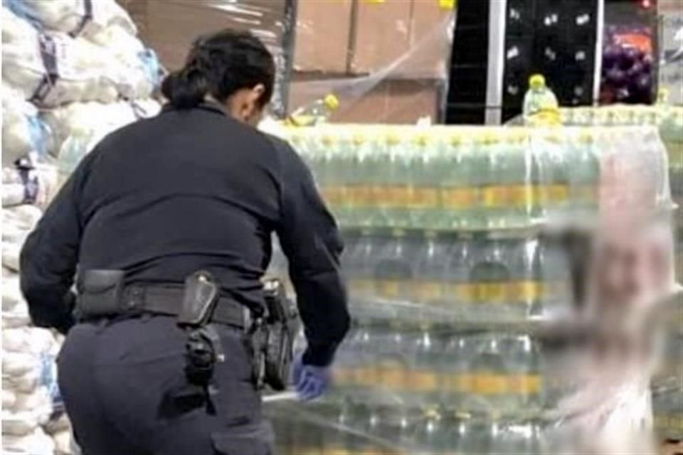 La metanfetamina líquida fue hallada dentro de botellas que simulaban tener agua mineral en la frontera de Tamaulipas con Texas, informó el Gabinete de Seguridad.