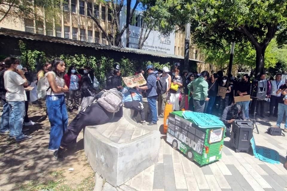 Ciudadanos se reunieron en Ciudad Universitaria en miras de realizar protesta contra alza en tarifas.