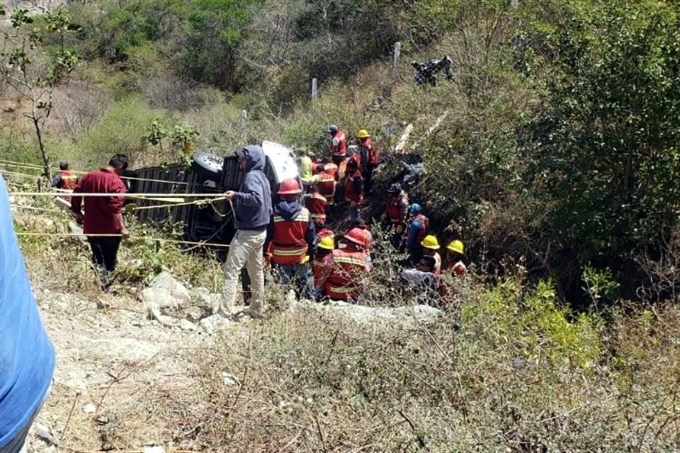 El autobús se desbarrancó sobre la Autopista Mitla-Tehuantepec, en Oaxaca.