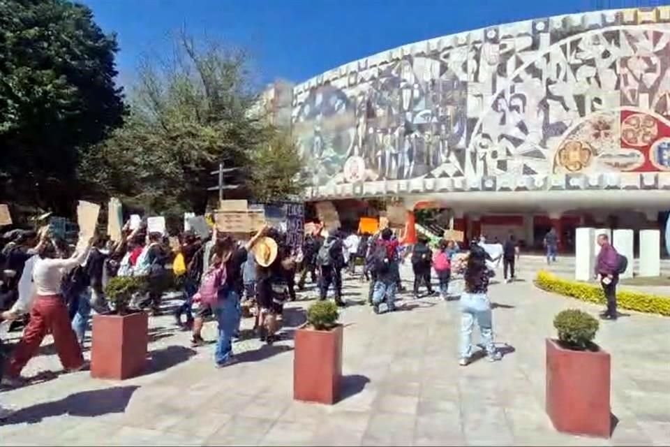 Los manifestantes comenzaron el recorrido por la UANL.