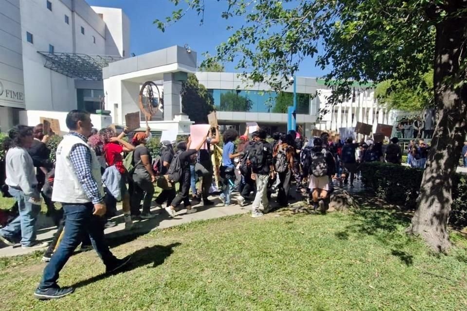 Los manifestantes caminaron por Facultades como Biología, Química e Ingeniería Civil.