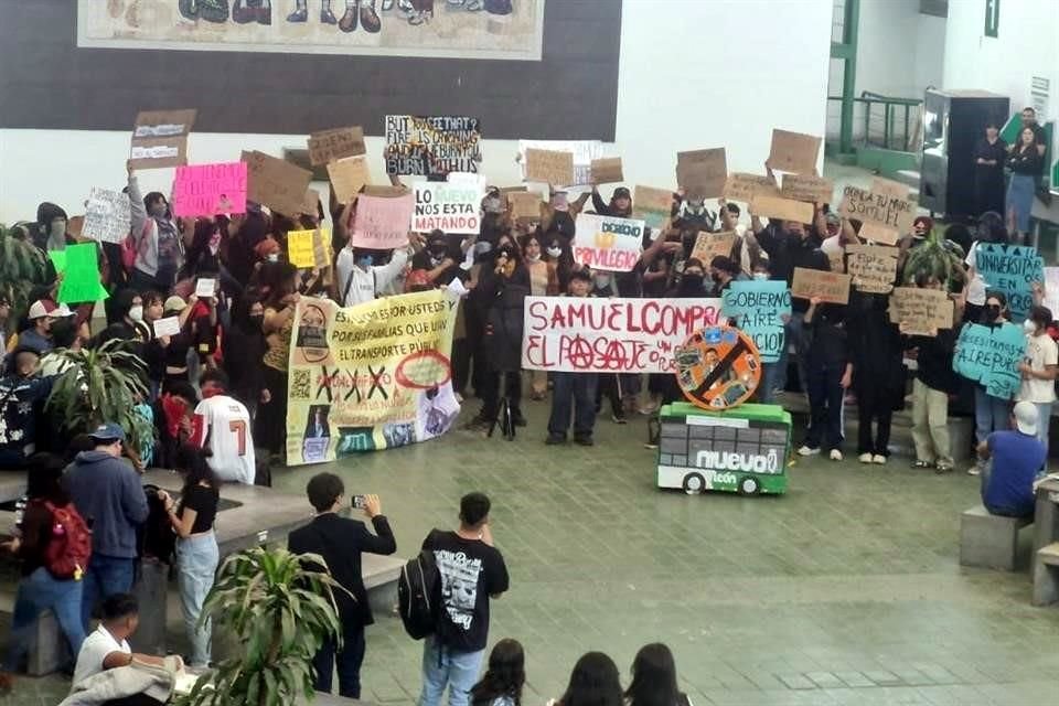 Los manifestantes tenían pancartas contra el Gobernador Samuel García.