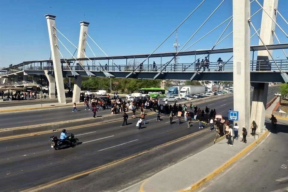 Un grupo de ciudadanos bloquea la Avenida Fidel Velázquez en ambos sentidos en protesta contra el alza a las tarifas del transporte público.