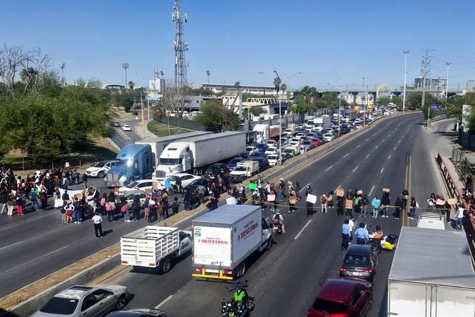 La protesta generó rápidamente un caos vial en la avenida, que sirve de conexión entre San Nicolás y Monterrey.