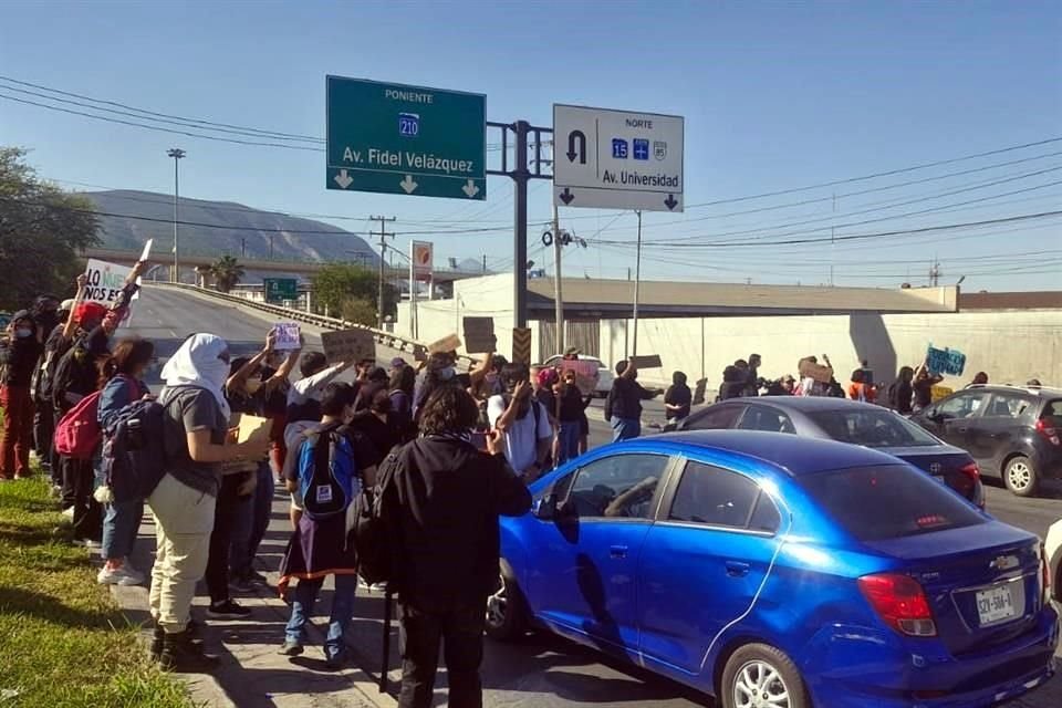 Ciudadanos bloquean la Av. Nogalar, en San Nicolás, frente a la empresa Ternium, en protesta contra el alza en tarifas y aire sucio.