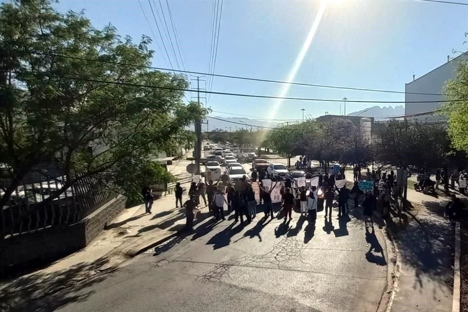 Los manifestantes cerraron la vialidad en la Avenida Múnich, cerca de Ternium.