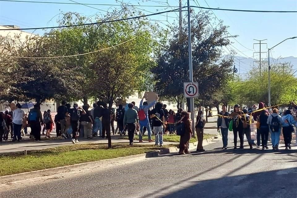 Los bloqueos llegaron a la Avenida Múnich, luego de pasar por Fidel Velázquez y Nogalar.