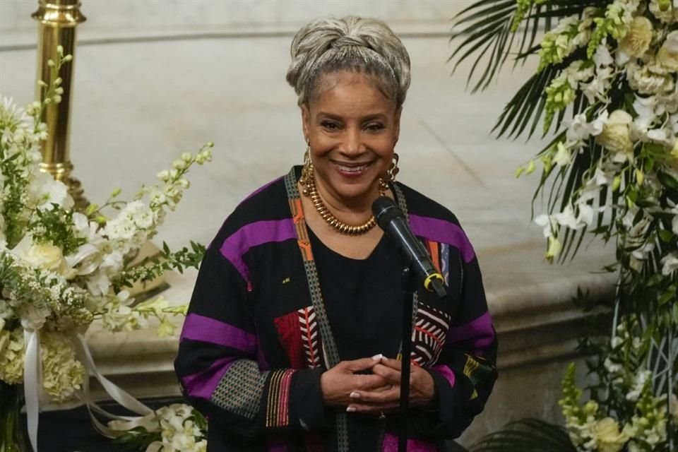 La actriz Phylicia Rashad recordó haber visto a Flack actuar por primera vez cuando era estudiante en la Universidad Howard, ante un público que quedó embelesado por su voz tranquila y firme.