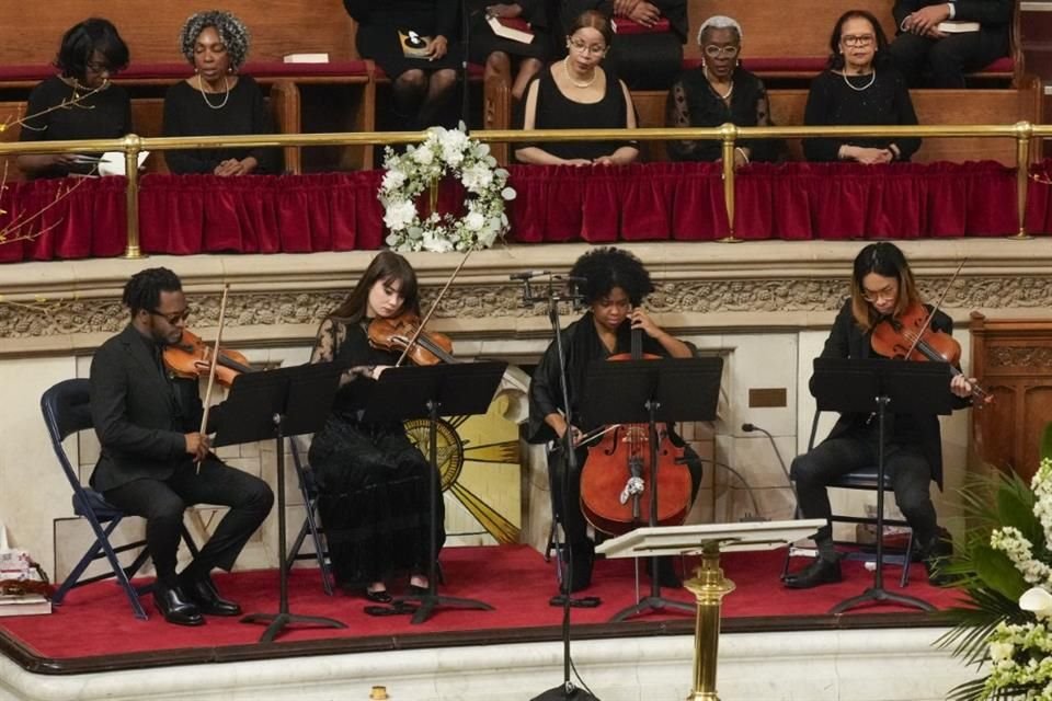 El servicio conmemorativo público estuvo repleto de música coral y del Cuarteto de Cuerdas Nebulous del Berklee College of Music.